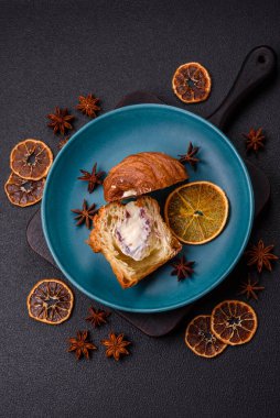 Koyu dokulu İsviçre kremalı puf böreğinden yapılmış tatlı bir çörek.