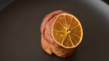 Koyu dokulu İsviçre kremalı puf böreğinden yapılmış tatlı bir çörek.