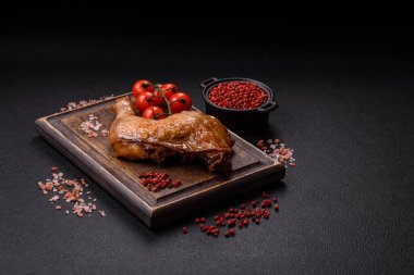 Lezzetli ızgara tavuk budu ya da koyu beton arka planda tuz ve baharatlı çeyreklik.