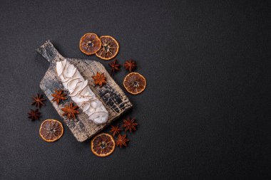 Koyu beton zeminde hindistan cevizi dilimleriyle süslenmiş muhallebi ekini.