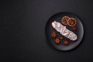 Koyu beton zeminde hindistan cevizi dilimleriyle süslenmiş muhallebi ekini.