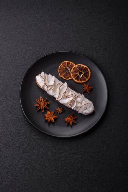 Koyu beton zeminde hindistan cevizi dilimleriyle süslenmiş muhallebi ekini.