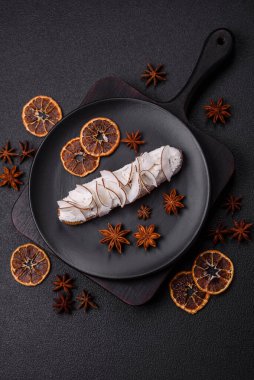 Koyu beton zeminde hindistan cevizi dilimleriyle süslenmiş muhallebi ekini.