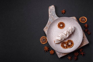 Koyu beton zeminde hindistan cevizi dilimleriyle süslenmiş muhallebi ekini.