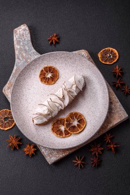 Koyu beton zeminde hindistan cevizi dilimleriyle süslenmiş muhallebi ekini.