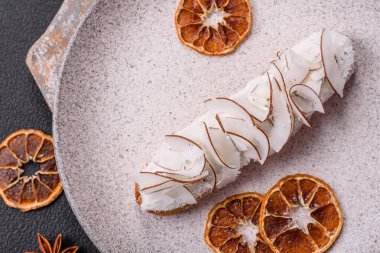 Koyu beton zeminde hindistan cevizi dilimleriyle süslenmiş muhallebi ekini.