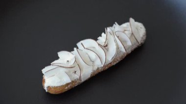 Koyu beton zeminde hindistan cevizi dilimleriyle süslenmiş muhallebi ekini.