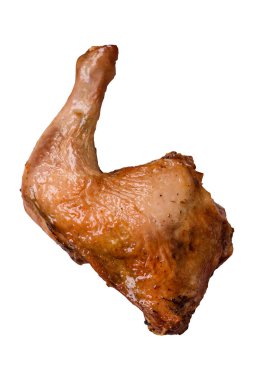 Lezzetli ızgara tavuk budu ya da beyaz arka planda tuzlu ve baharatlı çeyreklik.