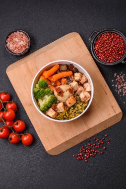 Renkli vejetaryen yemeği tofu, brokoli, kinoa, mantar ve havuçtan oluşur.