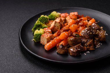 Renkli vejetaryen yemeği tofu, brokoli, kinoa, mantar ve havuçtan oluşur.