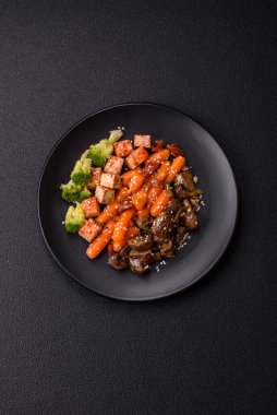 Renkli vejetaryen yemeği tofu, brokoli, kinoa, mantar ve havuçtan oluşur.