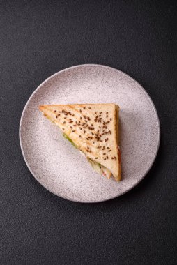 Ekmek, et, domates, peynir, sos, tuz ve baharatlı sandviç.