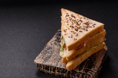 Ekmek, et, domates, peynir, sos, tuz ve baharatlı sandviç.