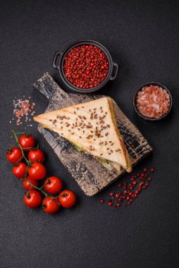 Ekmek, et, domates, peynir, sos, tuz ve baharatlı sandviç.