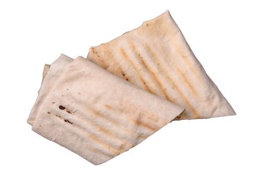 Beyaz arka planda pide, et, domates, peynir, sos, tuz ve baharatla yuvarlan