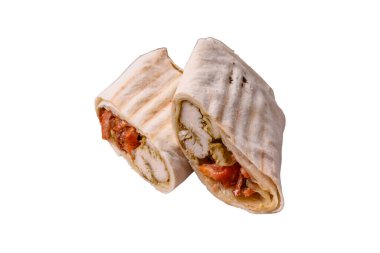 Beyaz arka planda pide, et, domates, peynir, sos, tuz ve baharatla yuvarlan