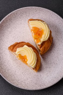 Kuru üzümlü, kremalı ve armutlu tatlı Danimarka ekmeği koyu beton bir arka planda.