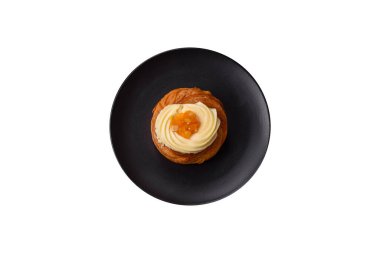 Kuru üzümlü, kremalı ve armutlu tatlı Danimarka ekmeği koyu beton bir arka planda.