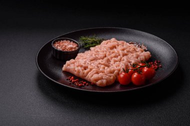 Taze çiğ tavuk kıyması. Tuz, baharat ve çimento kaplı çimento.