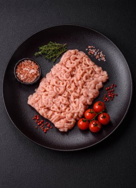 Taze çiğ tavuk kıyması. Tuz, baharat ve çimento kaplı çimento.