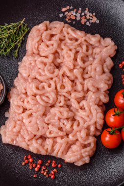 Taze çiğ tavuk kıyması. Tuz, baharat ve çimento kaplı çimento.