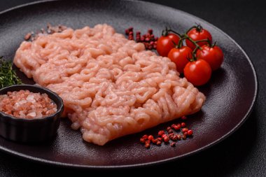 Taze çiğ tavuk kıyması. Tuz, baharat ve çimento kaplı çimento.