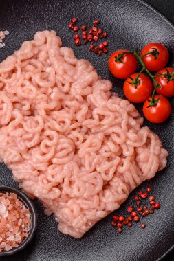 Taze çiğ tavuk kıyması. Tuz, baharat ve çimento kaplı çimento.