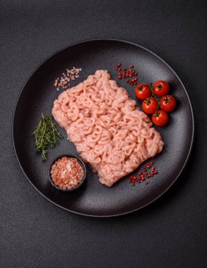 Taze çiğ tavuk kıyması. Tuz, baharat ve çimento kaplı çimento.