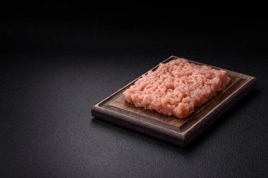 Taze çiğ tavuk kıyması. Tuz, baharat ve çimento kaplı çimento.