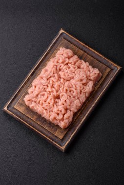 Taze çiğ tavuk kıyması. Tuz, baharat ve çimento kaplı çimento.