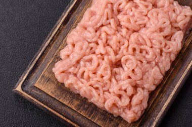 Taze çiğ tavuk kıyması. Tuz, baharat ve çimento kaplı çimento.