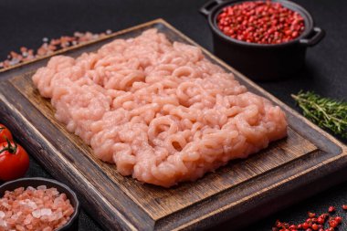 Taze çiğ tavuk kıyması. Tuz, baharat ve çimento kaplı çimento.