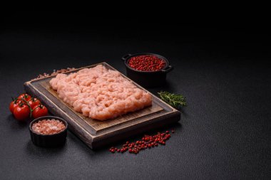 Taze çiğ tavuk kıyması. Tuz, baharat ve çimento kaplı çimento.