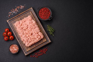 Taze çiğ tavuk kıyması. Tuz, baharat ve çimento kaplı çimento.