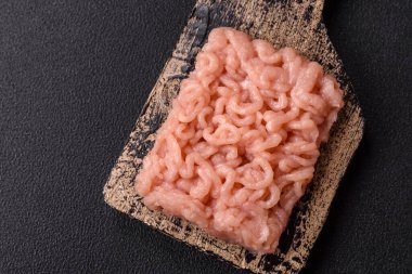 Taze çiğ tavuk kıyması. Tuz, baharat ve çimento kaplı çimento.