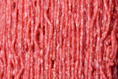 Koyu beton arka planda tuz, baharat ve otlu taze çiğ et.