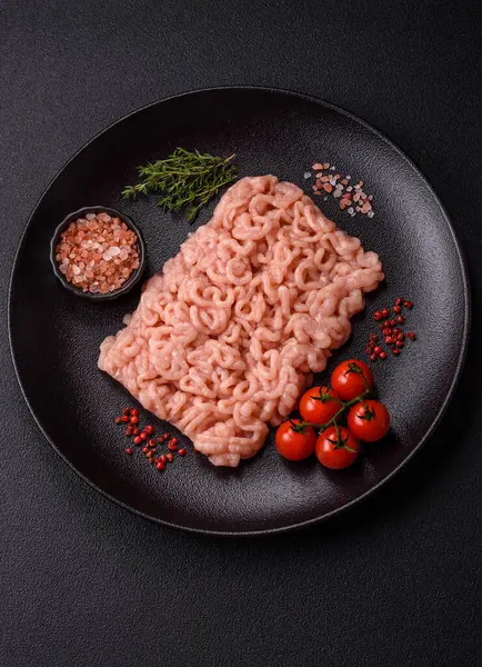 Taze çiğ tavuk kıyması. Tuz, baharat ve çimento kaplı çimento.