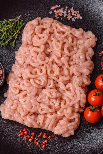 Taze çiğ tavuk kıyması. Tuz, baharat ve çimento kaplı çimento.