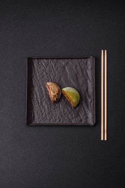 Lezzetli Asya mochi tatlısı pirinç hamuru kabuğu ve koyu beton arka planda meyveler.