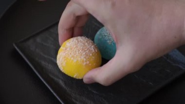 Lezzetli Asya mochi tatlısı pirinç hamuru kabuğu ve koyu beton arka planda meyveler.