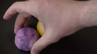Lezzetli Asya mochi tatlısı pirinç hamuru kabuğu ve koyu beton arka planda meyveler.