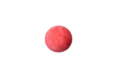 Lezzetli Asya mochi tatlıları pirinç hamuru kabuğu ve beyaz arka planda meyve doluyor.