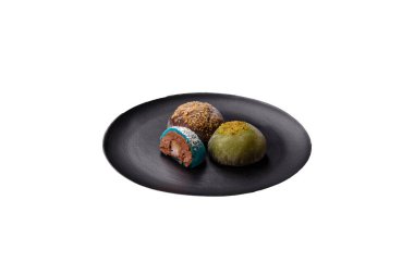 Lezzetli Asya mochi tatlıları pirinç hamuru kabuğu ve beyaz arka planda meyve doluyor.