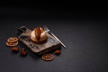 Armut limonlu kremalı tatlı tart ve koyu beton arka planda çikolatalı kek tabanı.