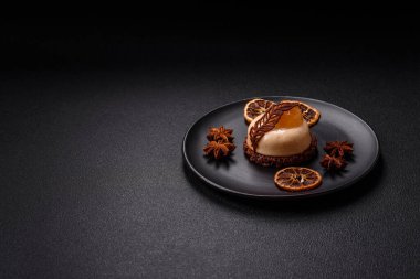 Armut limonlu kremalı tatlı tart ve koyu beton arka planda çikolatalı kek tabanı.