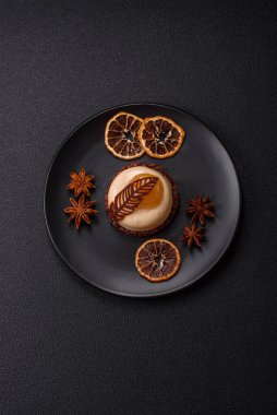 Armut limonlu kremalı tatlı tart ve koyu beton arka planda çikolatalı kek tabanı.