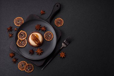 Armut limonlu kremalı tatlı tart ve koyu beton arka planda çikolatalı kek tabanı.