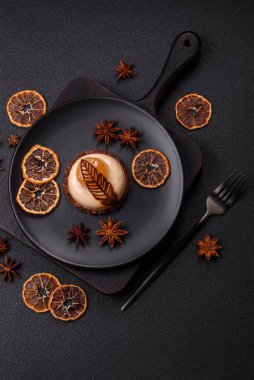 Armut limonlu kremalı tatlı tart ve koyu beton arka planda çikolatalı kek tabanı.