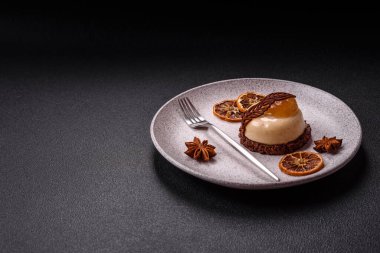 Armut limonlu kremalı tatlı tart ve koyu beton arka planda çikolatalı kek tabanı.