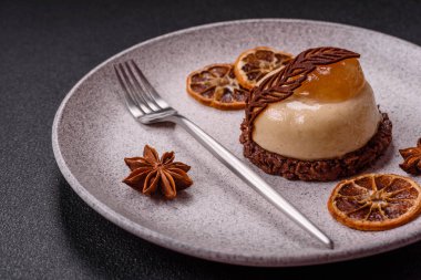 Armut limonlu kremalı tatlı tart ve koyu beton arka planda çikolatalı kek tabanı.